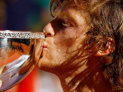 Rublev besa el trofeo de campeón, este domingo en Montecarlo.