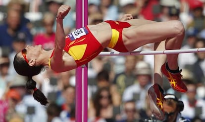 Ruth Beitia durante la prueba de salto de altura.