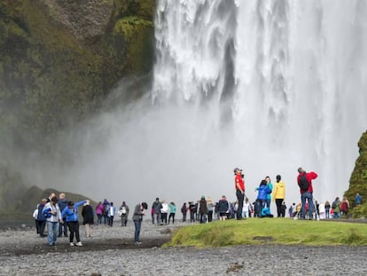 Un grupo de turistas visita la catarata de Skogar, en el sur de Islandia.