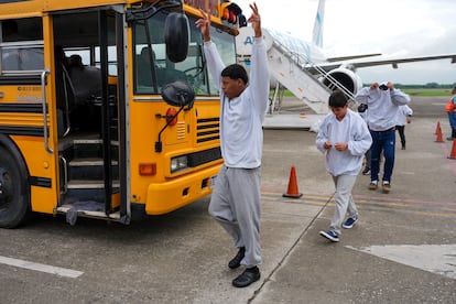 Un migrante celebra a su llegada al aeropuerto Ramón Villeda Morales de San Pedro Sula, Honduras, tras ser deportado de Estados Unidos, el 4 de diciembre de 2024.