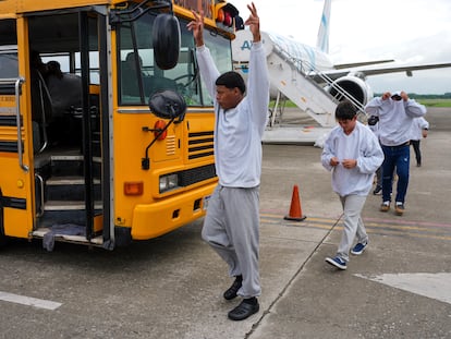 Un migrante celebra a su llegada al aeropuerto Ramón Villeda Morales de San Pedro Sula, Honduras, tras ser deportado de Estados Unidos, el 4 de diciembre de 2024.