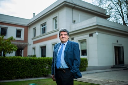 El ministro de Inclusión, Seguridad Social y Migraciones, José Luis Escrivá, fotografiado en la sede del ministerio en el mes de marzo.