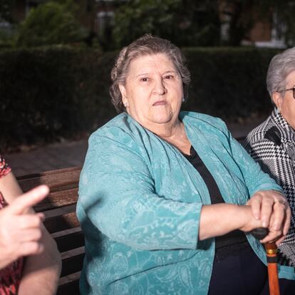 Pepa Mondéjar, junto a sus amigas en el banco.
