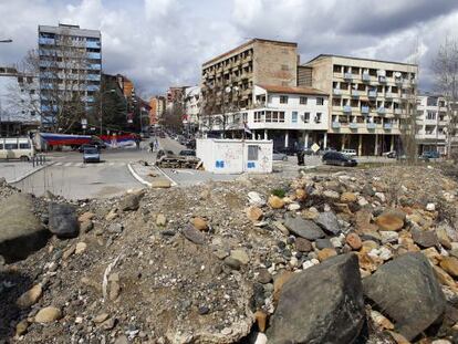 Una barricada levantada en el acceso al principal puente de Mitrovica, en abril.