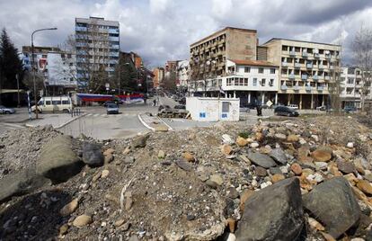 Una barricada levantada en el acceso al principal puente de Mitrovica, en abril.