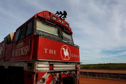 En 2019, The Ghan cumplió 90 años de travesías por el árido Outback australiano, un viaje de 2.979 kilómetros, en ambos sentidos, entre las ciudades de Adelaida, en el sur, y Darwin, capital de los territorios del norte, con una parada intermedia en Alice Springs. La travesía permite extasiarse ante la belleza de la garganta del río Katherine o conocer lugares salvajes como el parque nacional Nitmiluk. Mucho ha cambiado desde 1929, y hoy cuenta con suntuosos camarotes privados y un lujoso vagón restaurante. En sus inicios, fue bautizado como Afghan Express en honor a las primeras caravanas de camellos que abrieron un camino permanente hacia el corazón rojo de journeybeyondrail.com.au