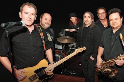 De izquierda a derecha: Glen Stuart, Will Forte, Steve Pozzelanti, Steve Lopresto, Steve Baranian y Steve Meyers, los seis componentes de B-Street Band.