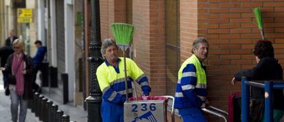 Trabajadores de la empresa Limasa, por el centro de M&aacute;laga.