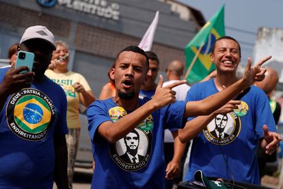 En esta imagen, un seguidor del presidente Bolsonaro que fue a confrontar a una multitud convocada por Lula el 9 de septiembre en Sao Goncalo, a las afueras de Río de Janeiro, hace un gesto similar pero con un significado muy distinto: un arma, en apoyo al presidente exmilitar que ha defendido el papel de la dictadura castrista en la historia brasileña.