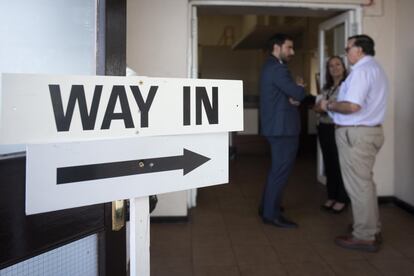 Personas llegan a los colegios electorales de Gibraltar para votar, el 17 de octubre.