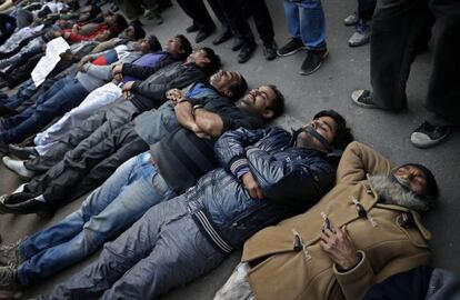 Un grupo de hombres tumbados en el suelo de una calle Nueva Delhi recuerdan, amordazados, a la víctima de la violación. La segunda metrópolis más poblada de India, tras Bombay, es también la que presenta una tasa de agresiones sexuales más alta. Según estadísticas policiales, se produce una cada 18 horas.