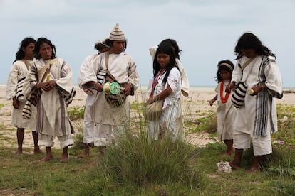 Un grupo de kogi expande el hilo dorado en una de las playas colombianas de Santa Marta durante la grabación de 'Aluna'.
