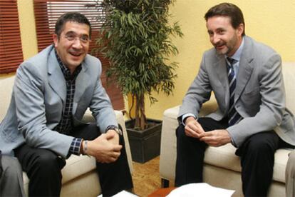 El secretario general del PSE-EE, Patxi López y el presidente del PNV, Josu Jon Imaz, en la reunión para tratar la constitución de una mesa de partidos.