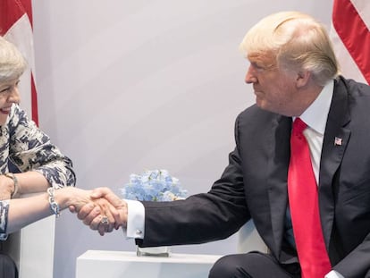 Theresa May e Donald Trump no segundo dia da cúpula do G20 em Hamburgo.