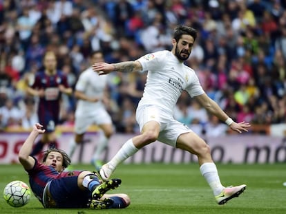 Isco en un duelo con Peleteiro.