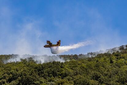 Un hidroavión descargaba agua sobre el incendio en Corfú, el viernes.