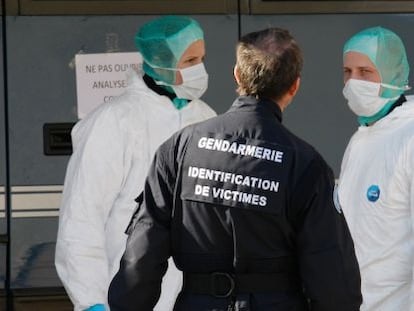 Expertos forenses en la zona donde analizan los restos.