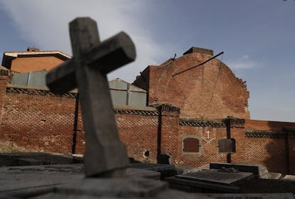 Una cruz a punto de caerse en La Almudena. En el camposanto, cientos de lápidas están destrozadas, con trozos de piedra en el suelo y el féretro o la corona a la vista, según los cálculos de la Asociación Cementerios. La entidad va a pedir a la funeraria municipal que repare económica y culturalmente la necrópolis. “Es la más emblemática. Alberga a personajes de todos los sectores de la sociedad y cuenta una parte trascendental de la historia de España”, explica García Zúñiga, la presidenta.