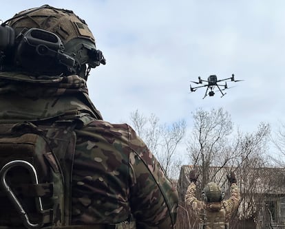 Las bajas temperaturas en Ucrania hacen que las baterías de los drones duren menos y que las misione sean más cortas. La unidad OCHI, que opera en el frente de Bajmut, empieza al amanecer y termina cuando se pone el sol.