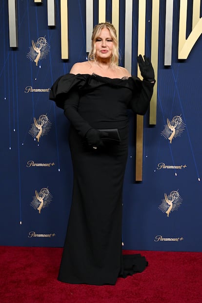 La actriz Jennifer Coolidge, con una larguísima carrera a sus espaldas, apostó por un elegante y discreto vestido negro. 