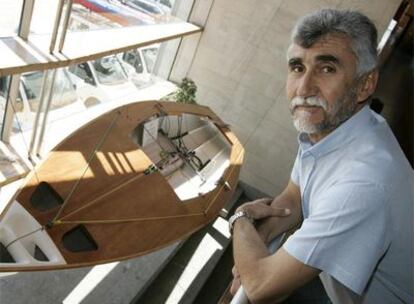 Alejandro Abascal, en el CEAR de Santander junto al barco, con cubierta de madera, con que ganó el oro en Moscú 1980.