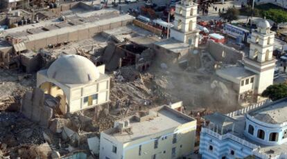 Vista aérea de la iglesia de San Clemente, en la ciudad de Pisco (Perú), que se hundió durante el terremoto de 2007.