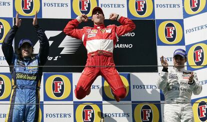 Schumacher salta tras proclamarse campeón en el Gran Premio de Italia junto al piloto español de Renault Fernando Alonso (izquierda) y el colombiano Juan Pablo Montoya el 23 de abril de 2006.
