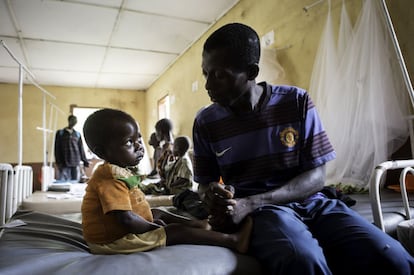 Jeremy y su hijo pequeño, Brian, que sufre malnutrición, fueron transferidos por Save The Children a un hospital a 90 kilómetros de su pueblo el pasado 10 de septiembre. Jeremy, su mujer y sus cinco hijos huyeron al campo, donde estuvieron viviendo durante cuatro meses.