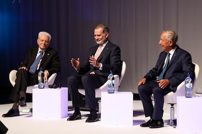 El presidente italiano, Sergio Mattarella, Felipe VI y el presidente de Portugal, Marcelo Rebelo de Sousa en la clausura del Foro Cotec en Coimbra, Portugal.