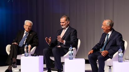El presidente italiano, Sergio Mattarella, Felipe VI y el presidente de Portugal, Marcelo Rebelo de Sousa en la clausura del Foro Cotec en Coimbra, Portugal.