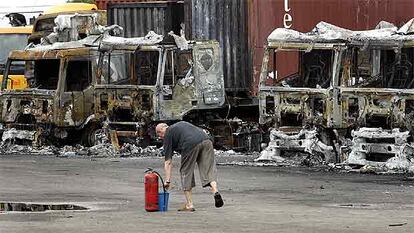 Camiones quemados en 2005 en la sede de una empresa en Torrent.