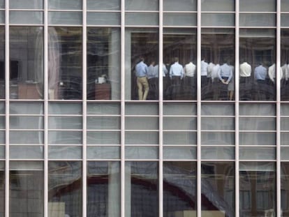 Personal de Lehman Brothers, en una reuni&oacute;n en sus oficinas de Londres, el 11 de septiembre de 2008.