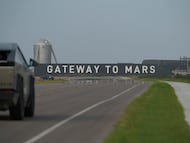 Un cartel en las instalaciones de SpaceX en Texas.