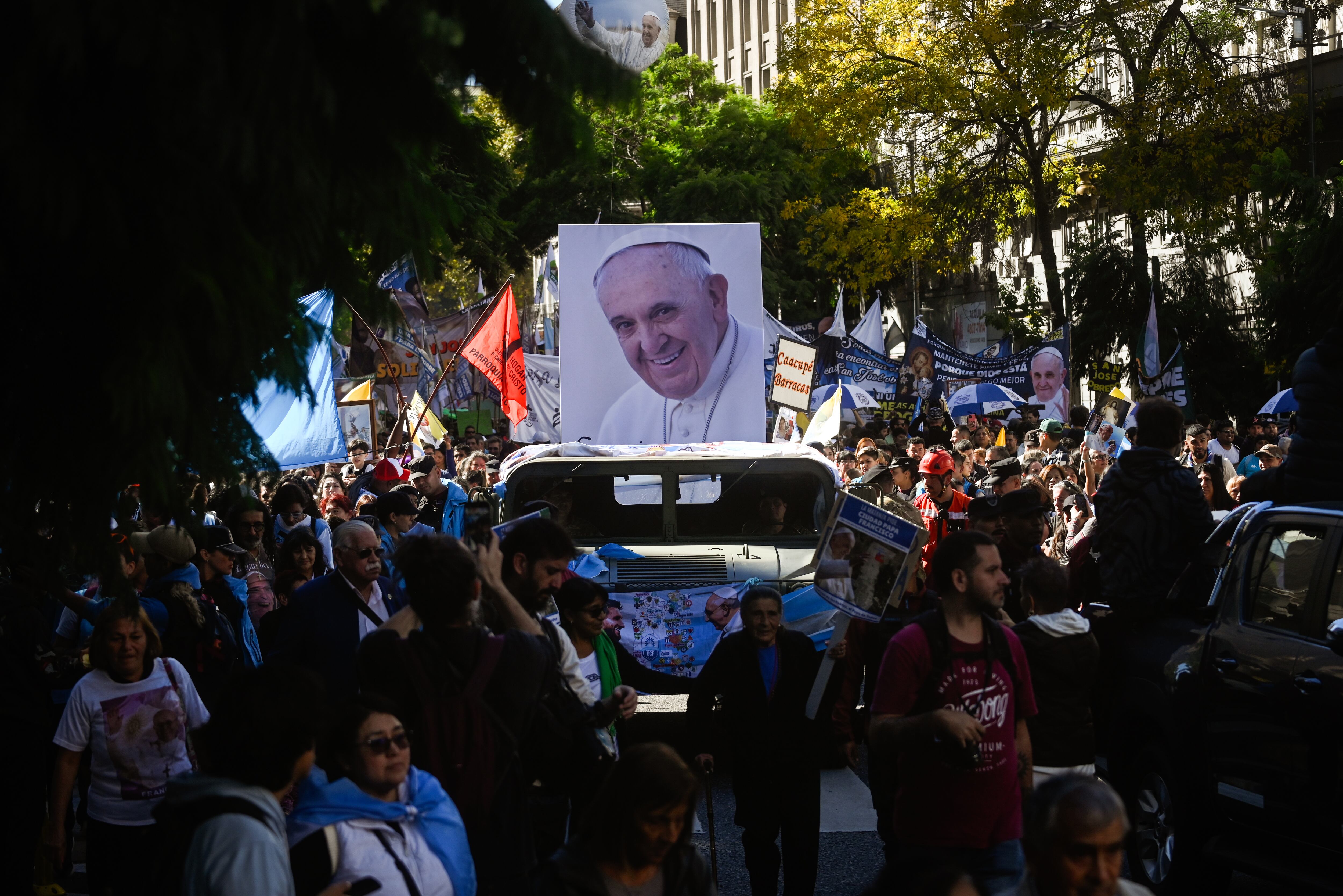 Fieles participan de una peregrinación por distintos puntos de la ciudad de Buenos Aires, en el día del funeral del Papa Francisco, el 26 de abril de 2025. 