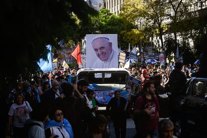 Fieles participan de una peregrinación por distintos puntos de la ciudad de Buenos Aires, en el día del funeral del Papa Francisco, el 26 de abril de 2025.