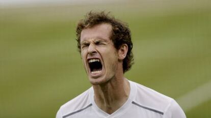 El tenista británico Andy Murray grita durante el partido de cuartos de Wimbledon que ha ganado al canadiense Vasek Pospisil.