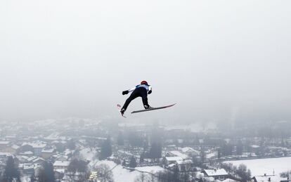 El alemán Stephan Leyhe durante la competición de saltos de esquí en Austria.