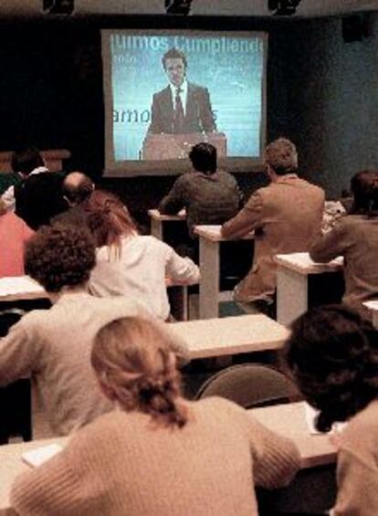 Los periodistas siguieron ayer a Aznar a través de un monitor.