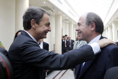 José Luis Rodríguez Zapatero saluda a Pío García-Escudero, portavoz del PP, al llegar al Senado.
