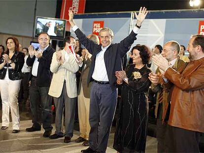 Touriño alza los brazos rodeado por los candidatos socialistas a las alcaldías de Muros, Santiago, Vigo, Ferrol, Pontevedra, Ourense y Lugo.