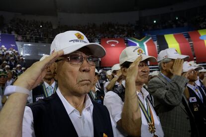 Soldados surcoreanos veteranos hacen el saludo militar durante la ceremonia que conmemora el armisticio de la Guerra de Corea de 1953, en Seúl (Corea del Sur).