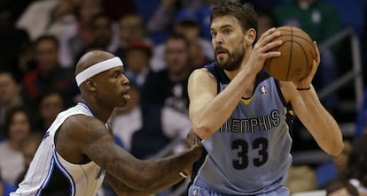 Marc Gasol defendido por Al Harrington