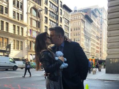 Alec e Hilaria Baldwin en la foto de Instagram con la que han anunciado su futura paternidad.