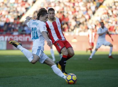 Modric lanza el balón.