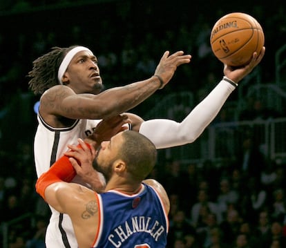 Gerald Wallace hace una bandeja delante de Tyson Chandler.