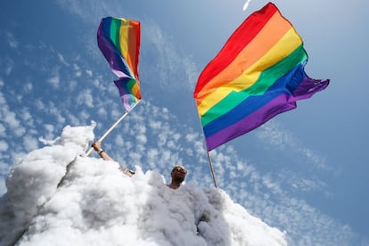 Un joven enarbola la bandera del Orgullo LGTBI en la manifestación de Barcelona de 2019.