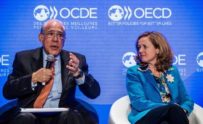 El secretario general de la Organización para la Cooperación y el Desarrollo Económico (OCDE), Ángel Gurría, junto a la ministra de Economía, Nadia Calviño.
