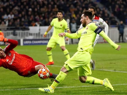 Goleiro Lopez sai abafando chute de Messi na França.