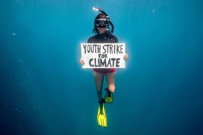 Una activista por el cambio climático sostiene un cartel con el eslogan "Huelga juvenil por el clima", durante una protesta bajo el agua en el banco Saya de Malha, en las islas Mauricio. Los jóvenes de Fridays For Future vuelven a manifestarse este viernes, en una Huelga Climática Global en 700 lugares de todo el planeta para exigir el fin de las promesas vacías contra el cambio climático de los líderes mundiales a los que reclaman una acción "inmediata, concreta y ambiciosa".