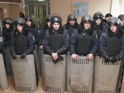 Polic&iacute;as antidisturbios ucranianos en Donetsk.